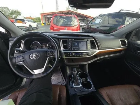 More photos of 2017 Toyota Highlander Limited Platinum at Gulliver Auto Group, TX