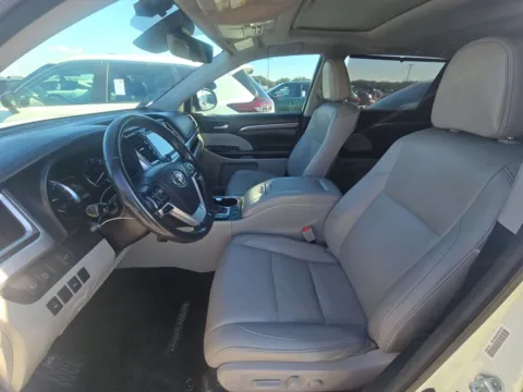 More photos of 2018 Toyota Highlander Limited at Gulliver Auto Group, TX