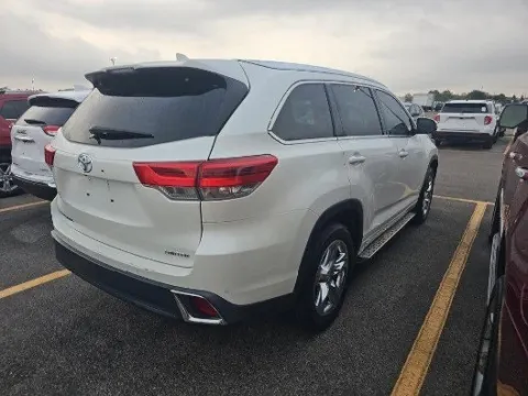 Photos of 2019 Toyota Highlander Limited Platinum for sale in Plano, TX at Gulliver Auto Group