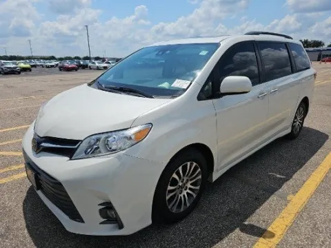 White 2018 Toyota Sienna XLE for sale in Plano, TX