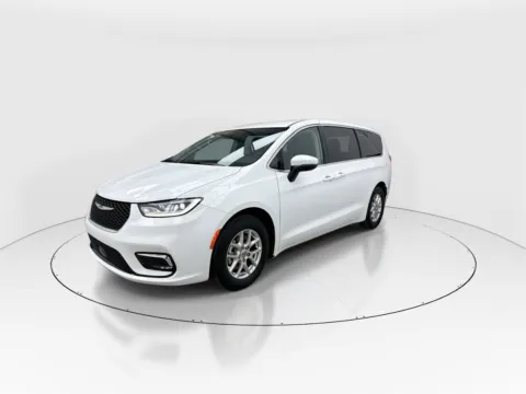 More photos of 2023 Chrysler Pacifica Touring L at Gulliver Auto Group, TX