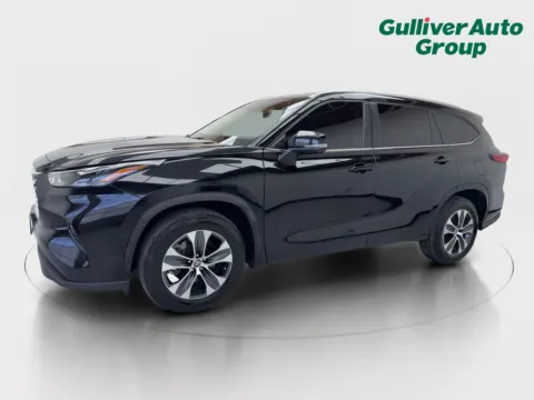 Photos of 2023 Toyota Highlander XLE for sale in Plano, TX at Gulliver Auto Group