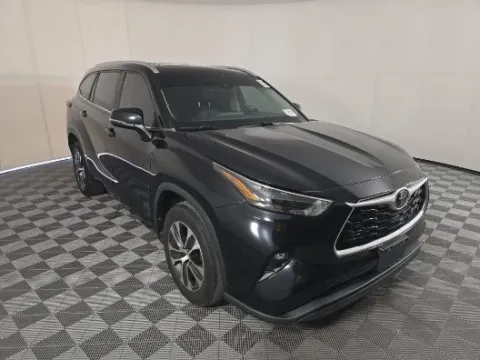 Another view of 2023 Toyota Highlander XLE for sale in Plano, TX at Gulliver Auto Group