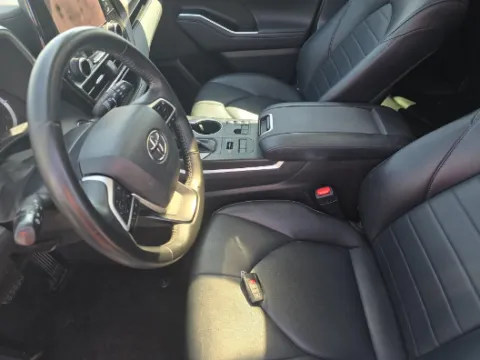 More photos of 2023 Toyota Highlander XLE at Gulliver Auto Group, TX