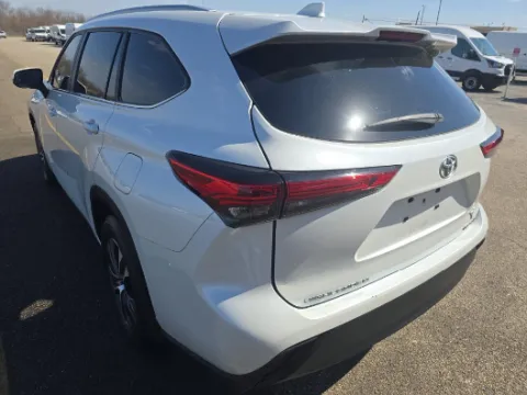 Photos of 2023 Toyota Highlander XLE for sale in Plano, TX at Gulliver Auto Group