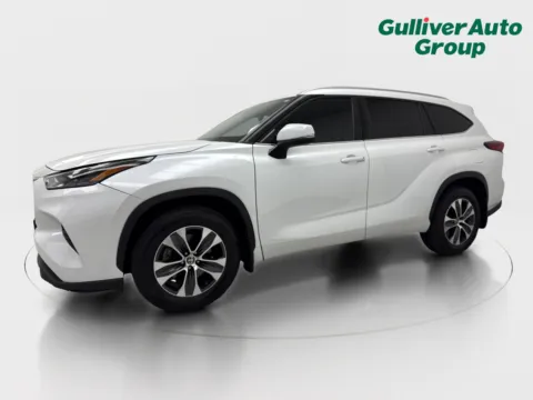 Photos of 2023 Toyota Highlander XLE for sale in Plano, TX at Gulliver Auto Group
