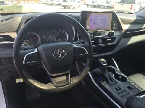 More photos of 2023 Toyota Highlander XLE at Gulliver Auto Group, TX