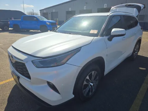 White 2023 Toyota Highlander XLE for sale in Plano, TX