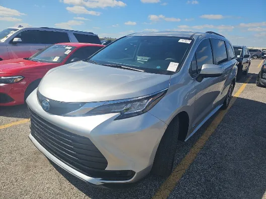 Silver 2021 Toyota Sienna LE for sale in Plano, TX