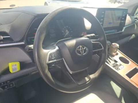 More photos of 2021 Toyota Sienna LE at Gulliver Auto Group, TX