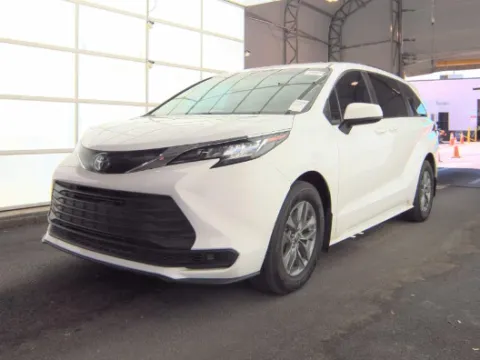 White 2022 Toyota Sienna LE for sale in Plano, TX