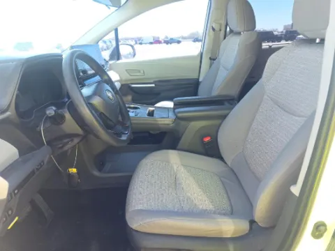 More photos of 2022 Toyota Sienna LE at Gulliver Auto Group, TX