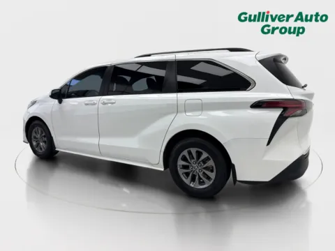 More photos of 2022 Toyota Sienna LE at Gulliver Auto Group, TX