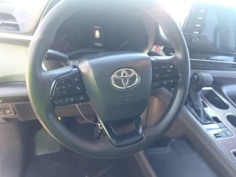 More photos of 2022 Toyota Sienna LE at Gulliver Auto Group, TX