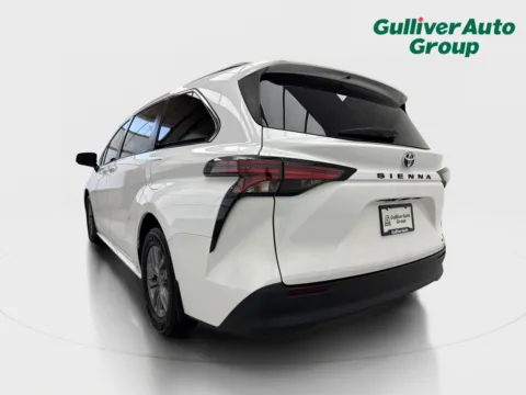 More photos of 2022 Toyota Sienna LE at Gulliver Auto Group, TX