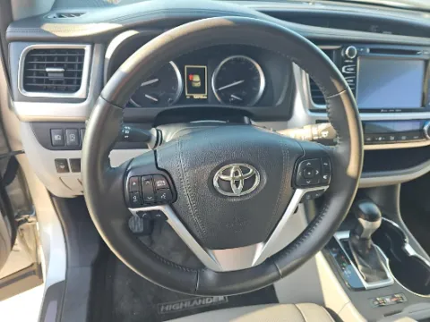 More photos of 2018 Toyota Highlander Limited at Gulliver Auto Group, TX