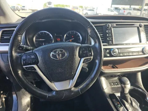 More photos of 2017 Toyota Highlander Limited Platinum at Gulliver Auto Group, TX