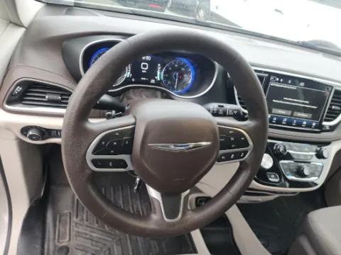 More photos of 2021 Chrysler Pacifica Touring at Gulliver Auto Group, TX