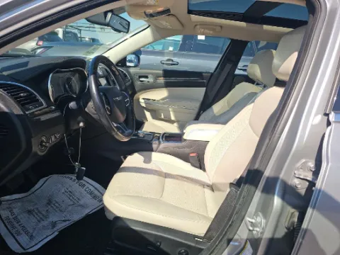 More photos of 2018 Chrysler 300 Limited at Gulliver Auto Group, TX