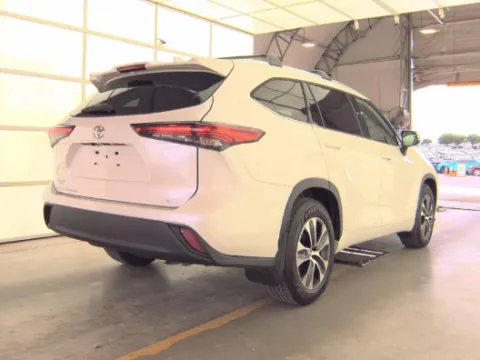 Photos of 2021 Toyota Highlander XLE for sale in Plano, TX at Gulliver Auto Group