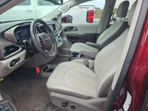 More photos of 2018 Chrysler Pacifica Touring L at Gulliver Auto Group, TX
