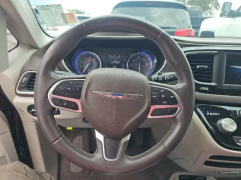 More photos of 2018 Chrysler Pacifica Touring L at Gulliver Auto Group, TX