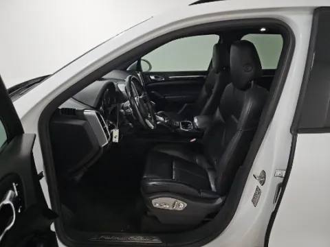 More photos of 2018 Porsche Cayenne Platinum Edition at Gulliver Auto Group, TX