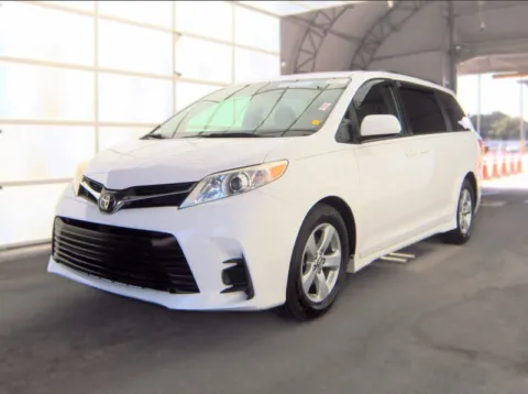 White 2019 Toyota Sienna LE for sale in Plano, TX