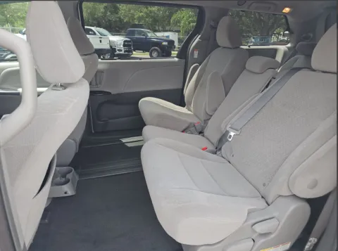 More photos of 2019 Toyota Sienna LE at Gulliver Auto Group, TX