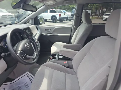 More photos of 2019 Toyota Sienna LE at Gulliver Auto Group, TX