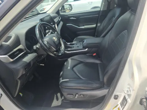 More photos of 2021 Toyota Highlander XLE at Gulliver Auto Group, TX