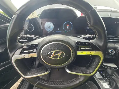 More photos of 2022 Hyundai Elantra Limited at Gulliver Auto Group, TX