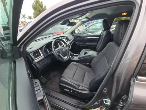 More photos of 2017 Toyota Highlander LE Plus at Gulliver Auto Group, TX