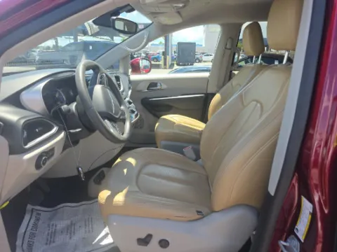 More photos of 2018 Chrysler Pacifica Hybrid Touring Plus at Gulliver Auto Group, TX