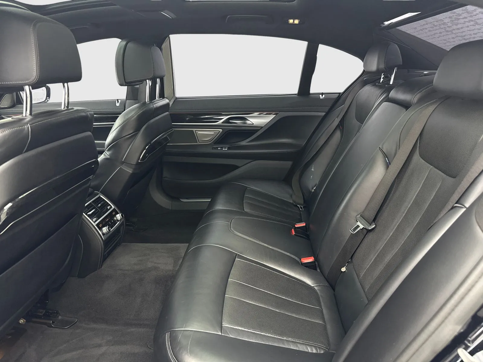 2020 BMW 7 Series 740i - Photo 37