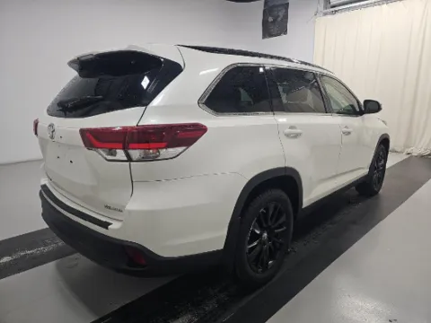 Photos of 2019 Toyota Highlander SE for sale in Plano, TX at Gulliver Auto Group