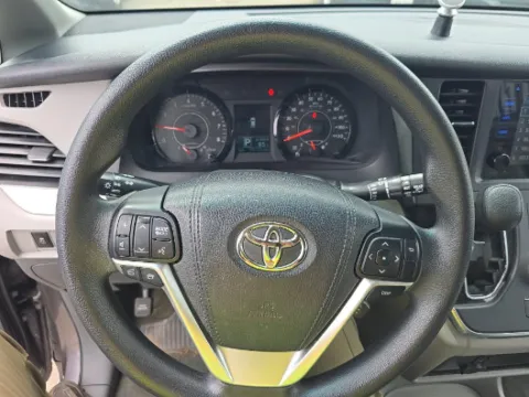 More photos of 2017 Toyota Sienna LE at Gulliver Auto Group, TX