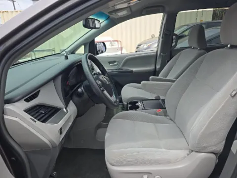More photos of 2017 Toyota Sienna LE at Gulliver Auto Group, TX