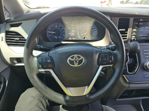 More photos of 2018 Toyota Sienna LE at Gulliver Auto Group, TX