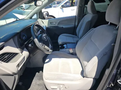 More photos of 2018 Toyota Sienna LE at Gulliver Auto Group, TX