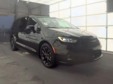 More photos of 2021 Chrysler Pacifica Touring L at Gulliver Auto Group, TX