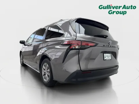 More photos of 2021 Toyota Sienna Hybrid LE at Gulliver Auto Group, TX