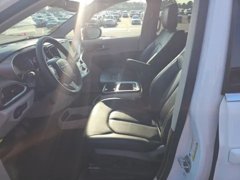 More photos of 2024 Chrysler Pacifica Hybrid Select at Gulliver Auto Group, TX