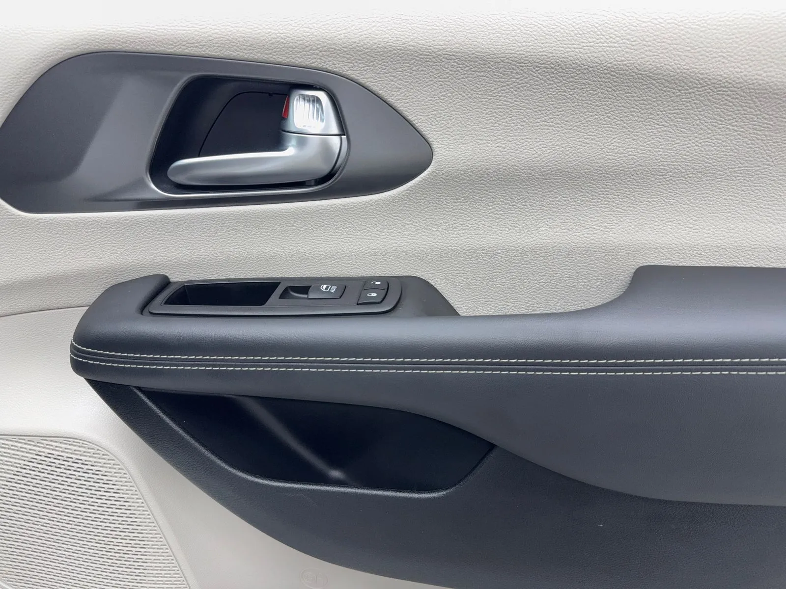 2024 Chrysler Pacifica PHEV Select - Photo 40