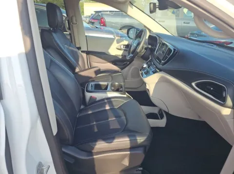 More photos of 2024 Chrysler Pacifica Hybrid Select at Gulliver Auto Group, TX