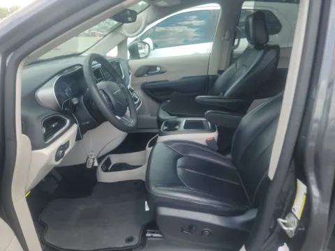 More photos of 2023 Chrysler Pacifica Touring L at Gulliver Auto Group, TX