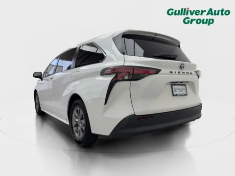 More photos of 2021 Toyota Sienna LE at Gulliver Auto Group, TX