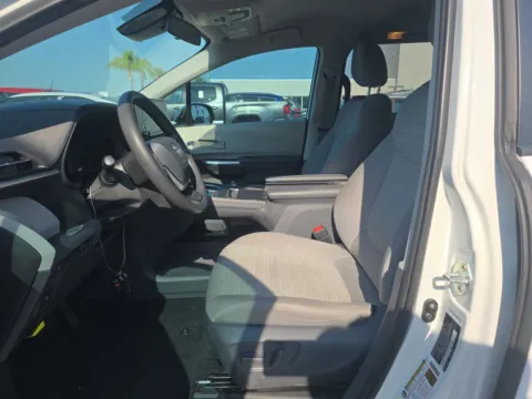 More photos of 2021 Toyota Sienna LE at Gulliver Auto Group, TX