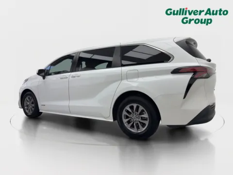 More photos of 2021 Toyota Sienna LE at Gulliver Auto Group, TX