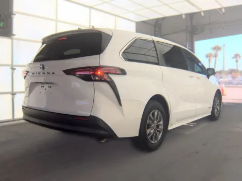 More photos of 2021 Toyota Sienna LE at Gulliver Auto Group, TX